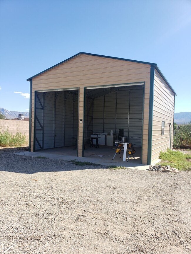 Foto del edificio - Versatile 3-Bed Home with Commercial Zonin...