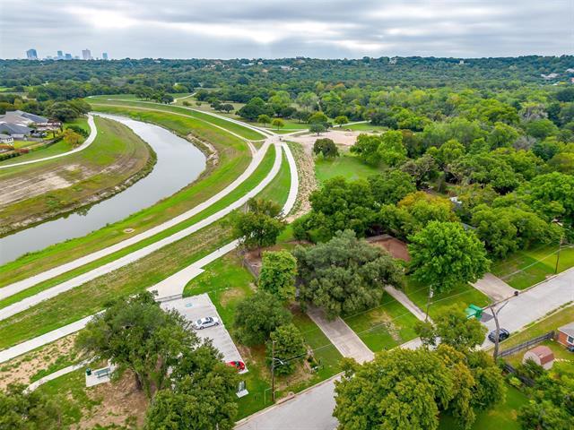 Foto del edificio - 705 Oak Forest Dr