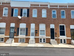 Building Photo - 711 N Streeper St