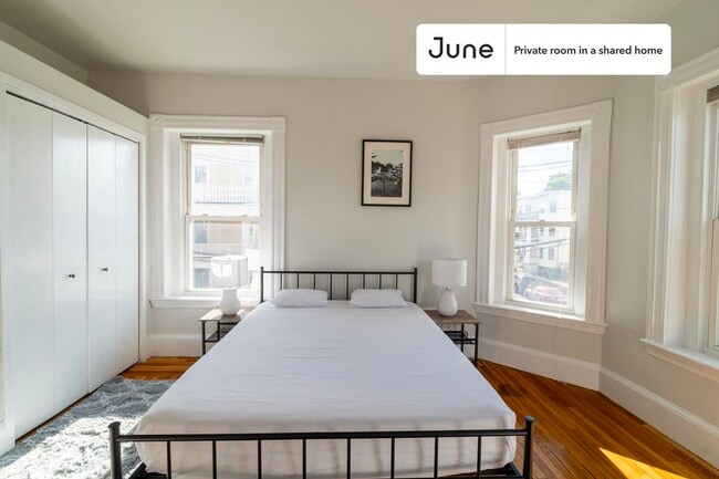 Building Photo - Private bedroom in 4 bed/2 bath Home