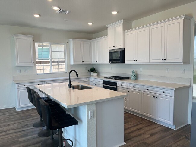 Building Photo - Lake Elsinore 5 Bedroom