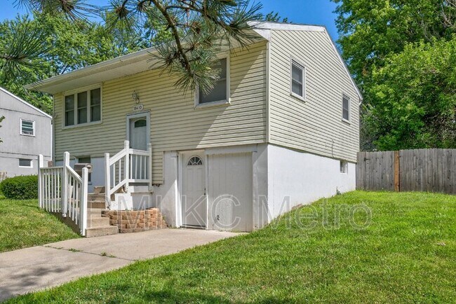 Foto del edificio - 18410 Shoshone Dr