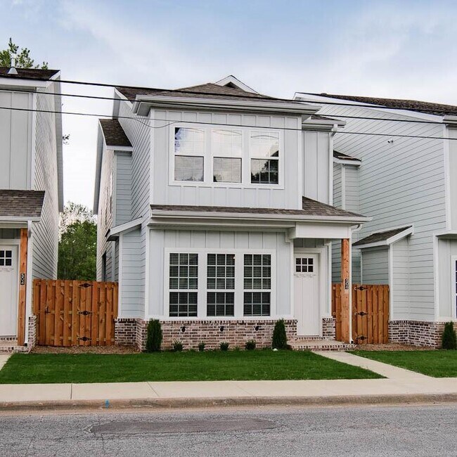 Building Photo - 506 W Persimmon St