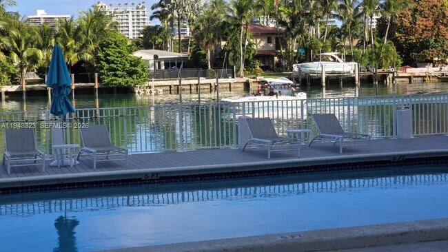 Foto del edificio - 9381 E Bay Harbor Dr