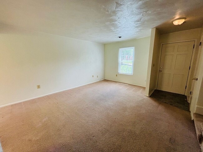 Building Photo - 2 Bedroom, 1.5 Bath Townhouse