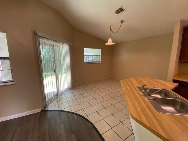 Foto del edificio - SPACIOUS 1/1 w/ Open Floor Plan, Vaulted C...
