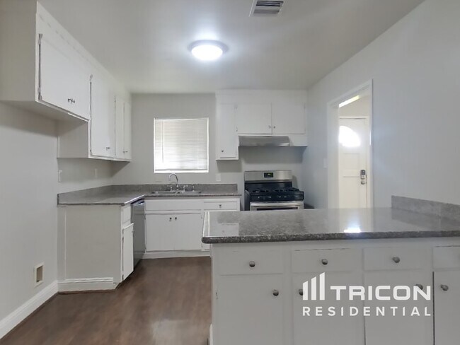 Building Photo - 325 Ladera Dr