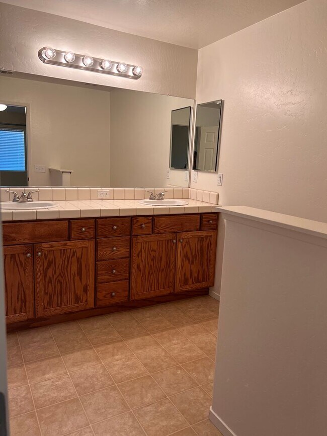 Foto del edificio - 1003 W Westmont Ct