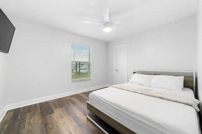 Building Photo - 181 SE Fallon Dr