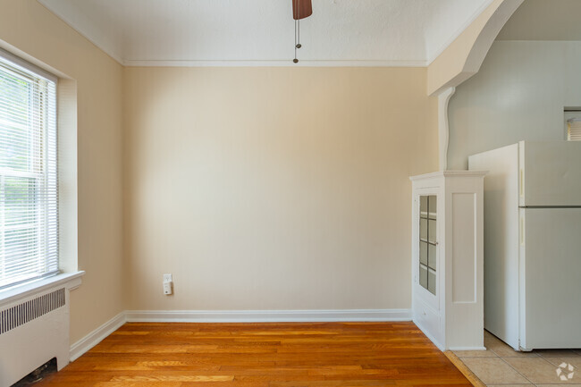 1BD 1BA 700 sq. ft.- The Westcourt - Bellecliff & Lakewood Area