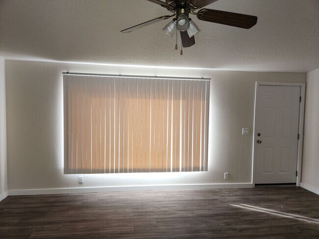 Foto del edificio - Pet Friendly 3bed : 2bath Home w/ 1 Car De...