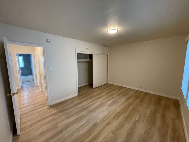 Building Photo - 15550 Vanowen St