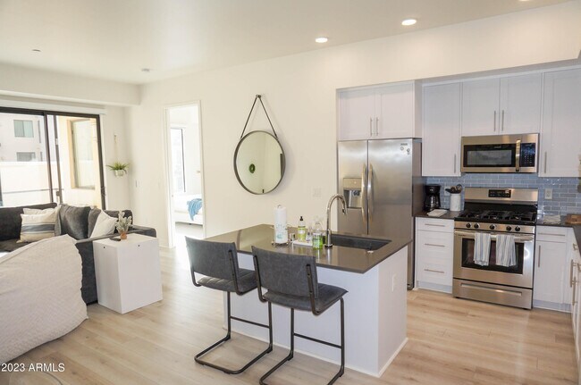 Foto del edificio - 7300 E Earll Dr