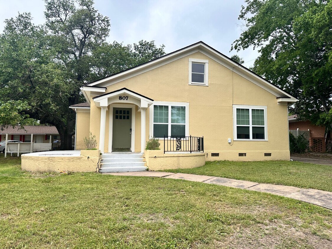 Primary Photo - Spacious 2/2 Charmer in Eastside Historica...