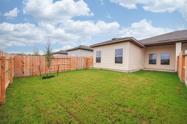 Building Photo - AVAILABLE NOW! GORGEOUS 3 BEDROOM DUPLEX L...