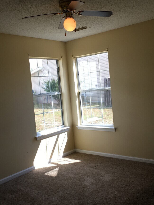 Building Photo - 303 Glen Knoll Dr