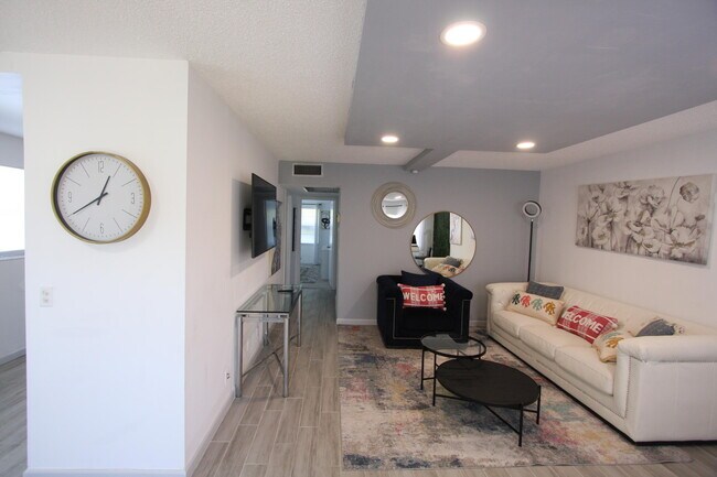 Foto del edificio - 361 Brighton Dr