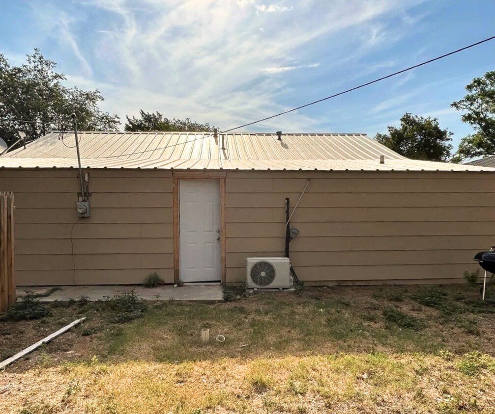 Primary Photo - Backhouse Efficiency For Rent