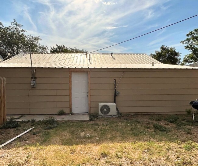 Foto del edificio - Furnished ALL BILLS PAID Backhouse Efficie...