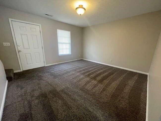 Building Photo - 2BD/1.5BA Townhouse