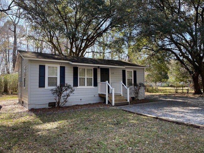 Foto del edificio - FULLY FURNISHED 408 Miles Road