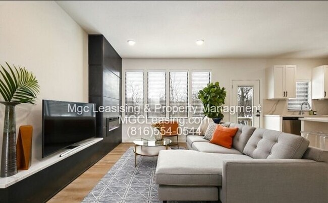 Foto del edificio - Spacious Duplex with Partially Finished Walkout Basement- Available in December!