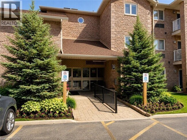 Photo du bâtiment - 3050 Pinemeadow Dr