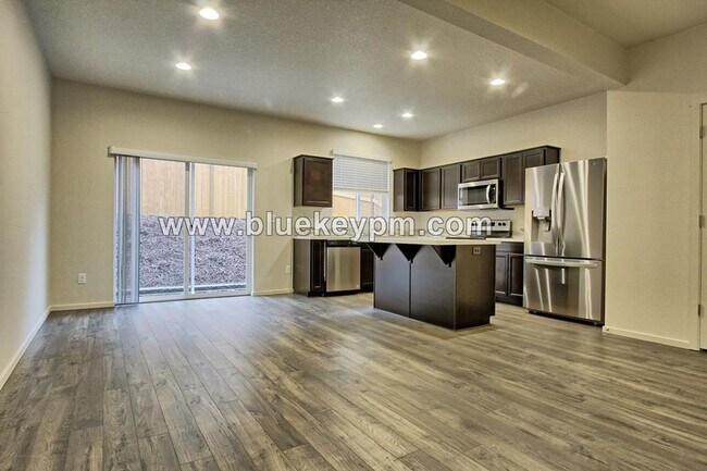 Building Photo - 3 Bed, 2.5 Bath Townhome in East Vancouver