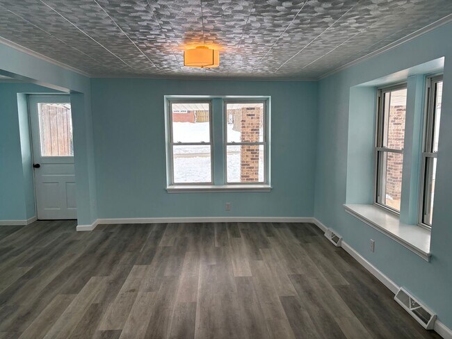 Foto del edificio - 1 Floor Living on 1/2 Acre, 4 Bedrooms/1 Bath, Garage-Dallastown SD