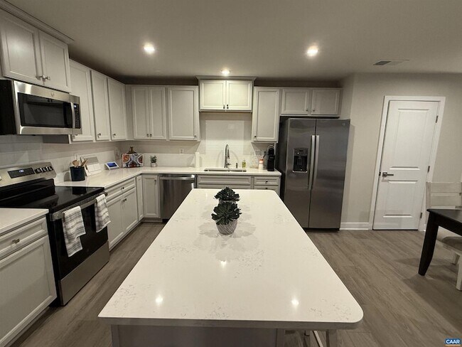 Foto del edificio - 5175 Lazy Branch Ln