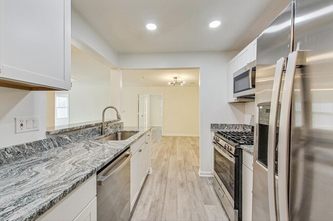 Building Photo - Beautiful - Ground Floor 3/2 condo in Rockville