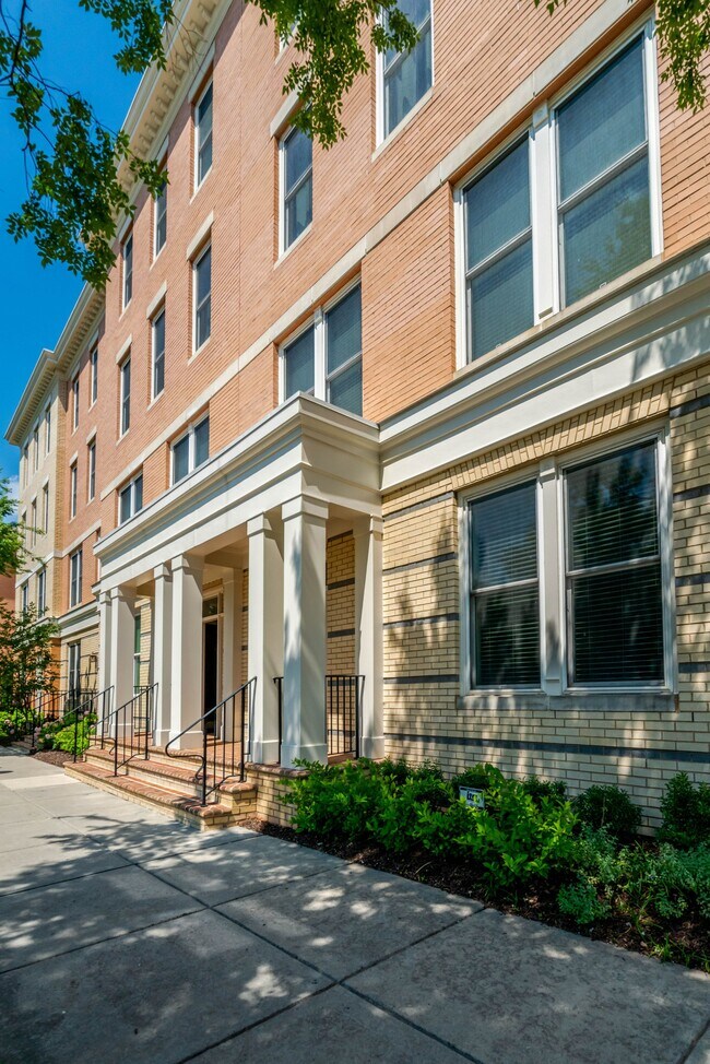 Frente del condominio - 2209 Richmond Hwy