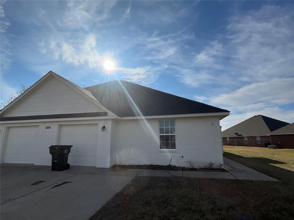 Primary Photo - 1304 Commerce Dr