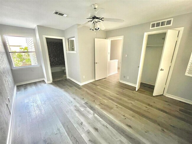 Foto del edificio - 7450 Holly Hill Dr