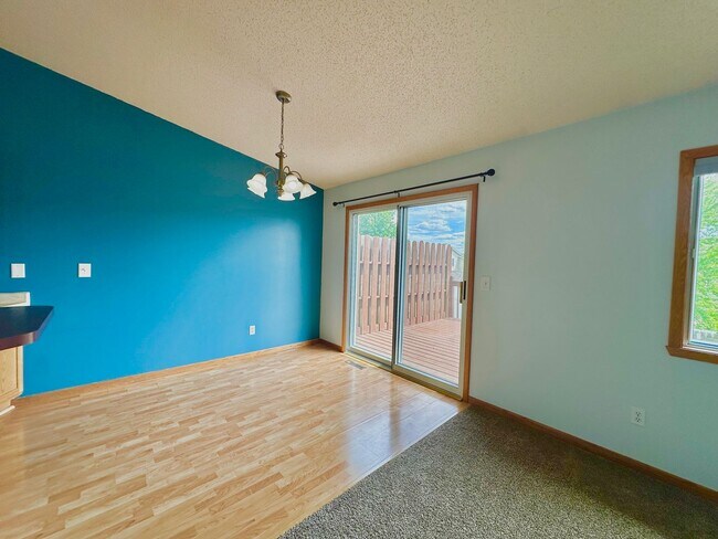 Foto del edificio - 3 Bed, 2 Bath Twinhome!