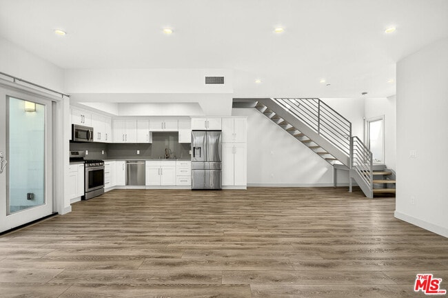 Building Photo - 440 Palm Dr