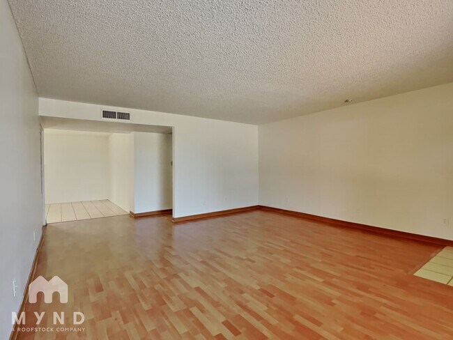 Building Photo - 7555 W Devonshire Ave