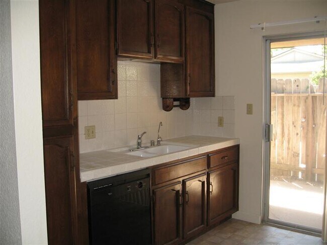 Foto del edificio - 5707 N Valentine Ave