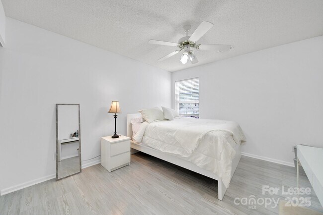 Foto del edificio - 10541 Haddington Dr
