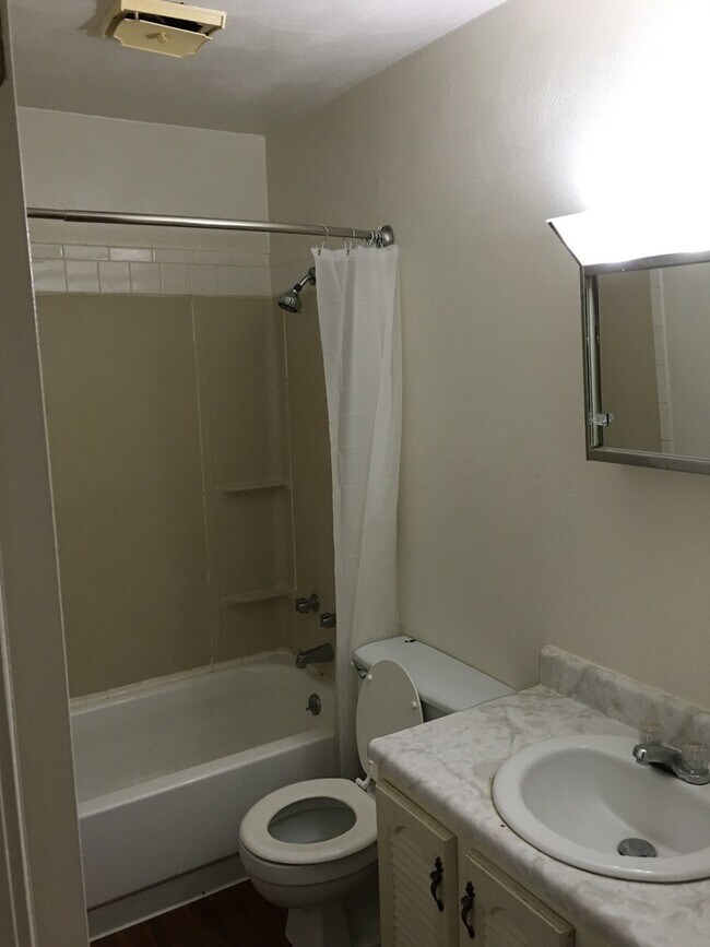 Foto del edificio - 725 W 61st St