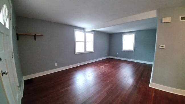 Building Photo - 734