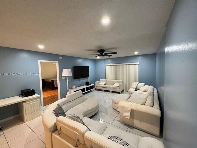 Foto del edificio - 6101 N Falls Cir Dr