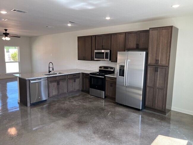 Foto del edificio - 2214 J E Woody Rd