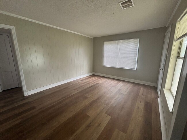 Foto del edificio - Lovely 4 Bedroom 2 Bath Home with Detached 2 Car Garage and Fully Fenced Huge Yard!!