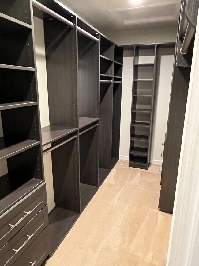 Foto del edificio - Large Executive 5 Br 3.5 Bath Home in Weym...