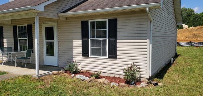 Building Photo - 160 Red Bud Ln