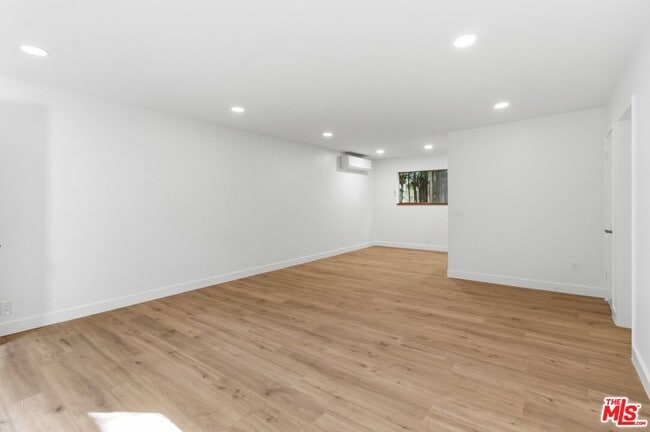 Building Photo - 614 6th Ave