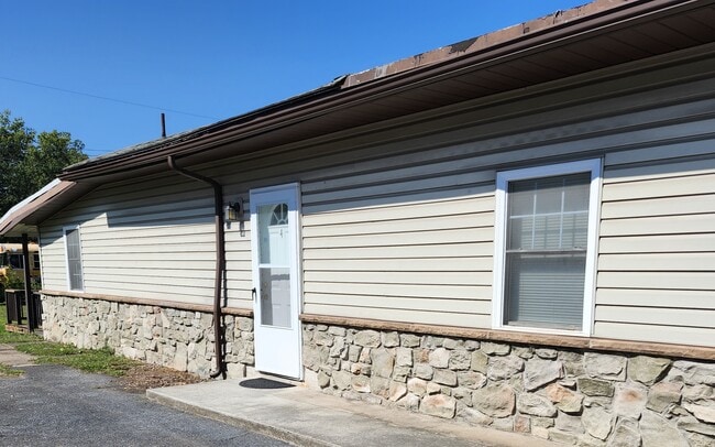 Building Photo - 4154 E Harrisburg Pike