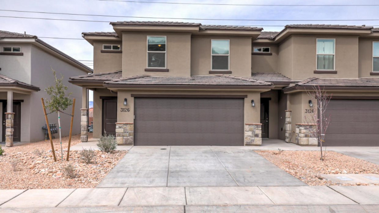 Primary Photo - End Unit Fossil Hills Townhome with 3 Beds...