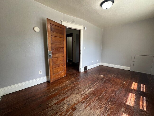 Foto del edificio - 3 bed, 1 bath home for rent in Waterloo